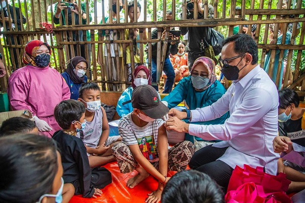 Anak-Anak Putus Sekolah di Bogor Divaksin