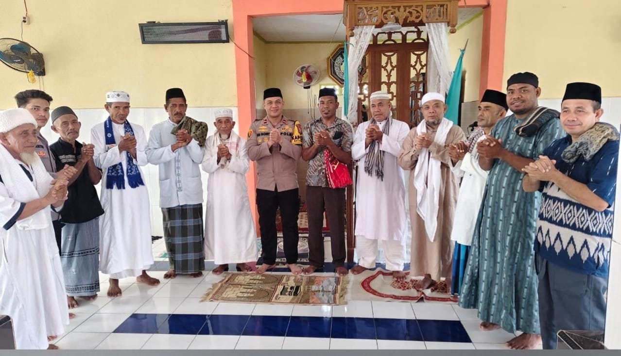 Kapolsek bersama masyarakat
